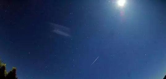 流星雨飘落天际，唯美短句点亮心灵（星光闪耀）