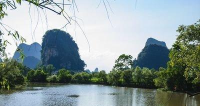 一：“江水缓缓流淌，如同姑娘轻盈的步伐，轻轻摇曳。”